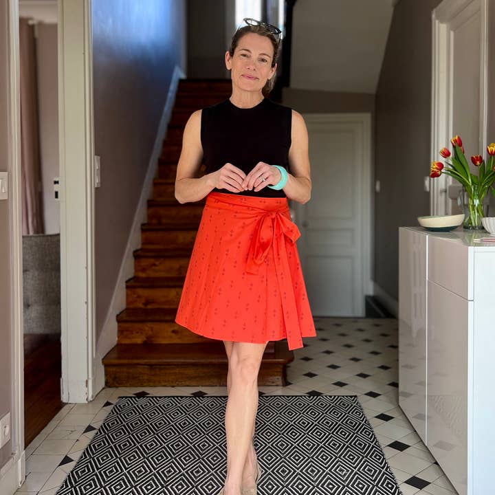 Jupe courte cache-cœur Staghorn rouge tomate pour la vente par Beastly Threads