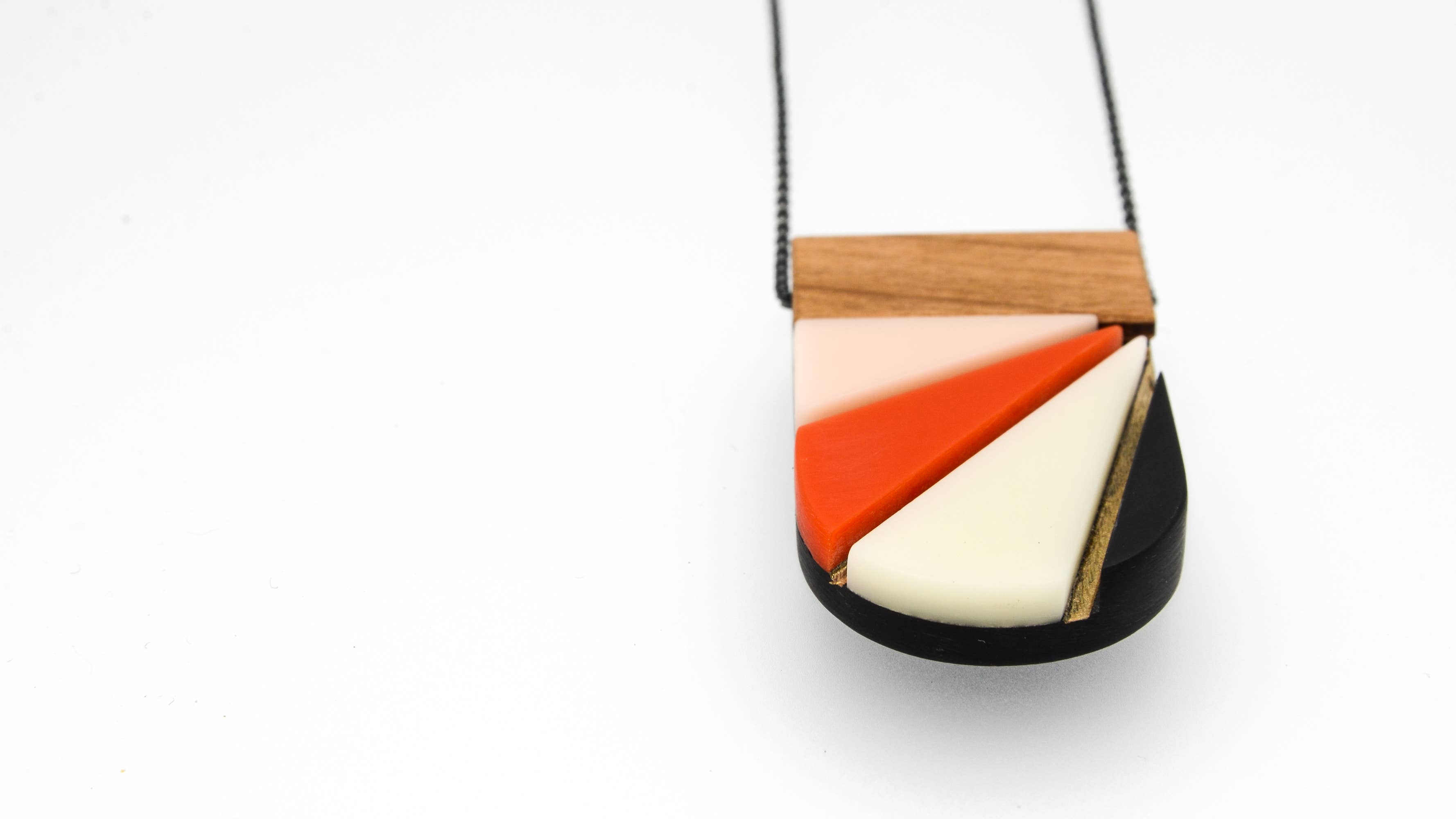 Bird of Virtue - Wholesale Halskettinghanger - Halsketting Solvej · Ovale halsketting met stralende kleurblokken9