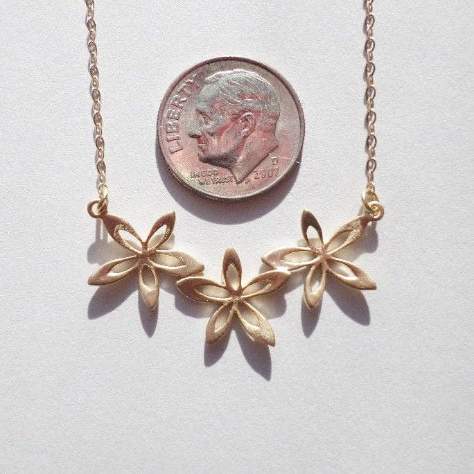 The Wandering Dandelion – wholesale – Blomsterhalsband - Guldhalsband - Guldblomma Smycken - Triple Flower Halsband - Guldpläterat och guldfyllt halsband - Mors dag gåva