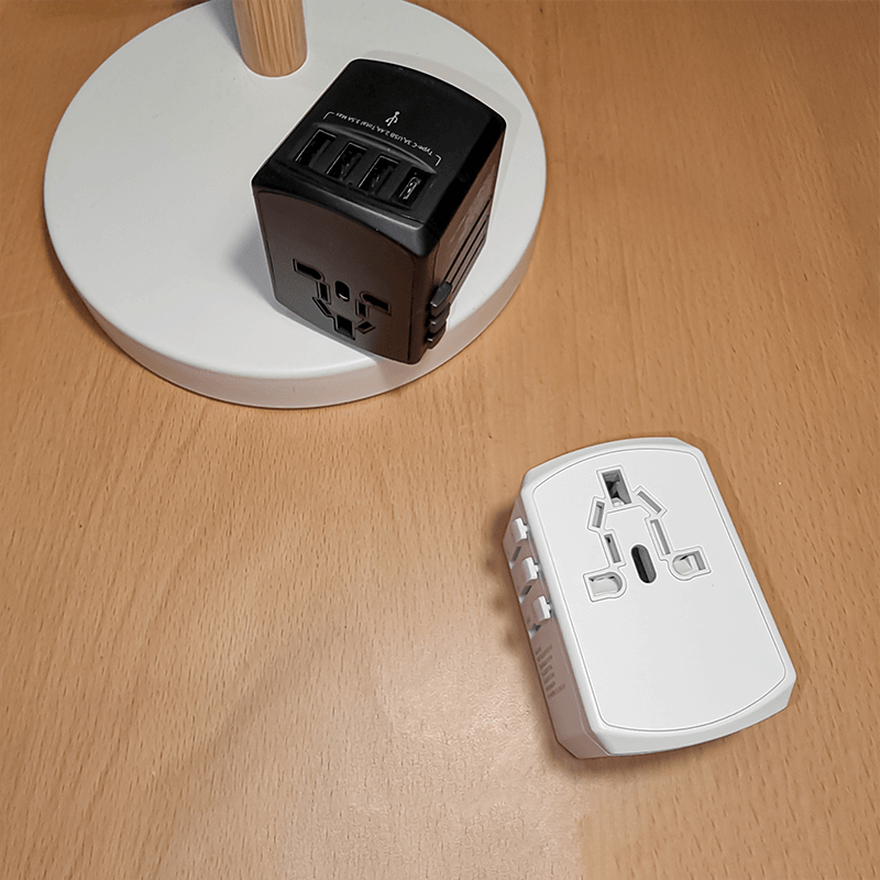 branco TRIPPER - Adaptador de viagem universal para venda a revendedores na Faire7