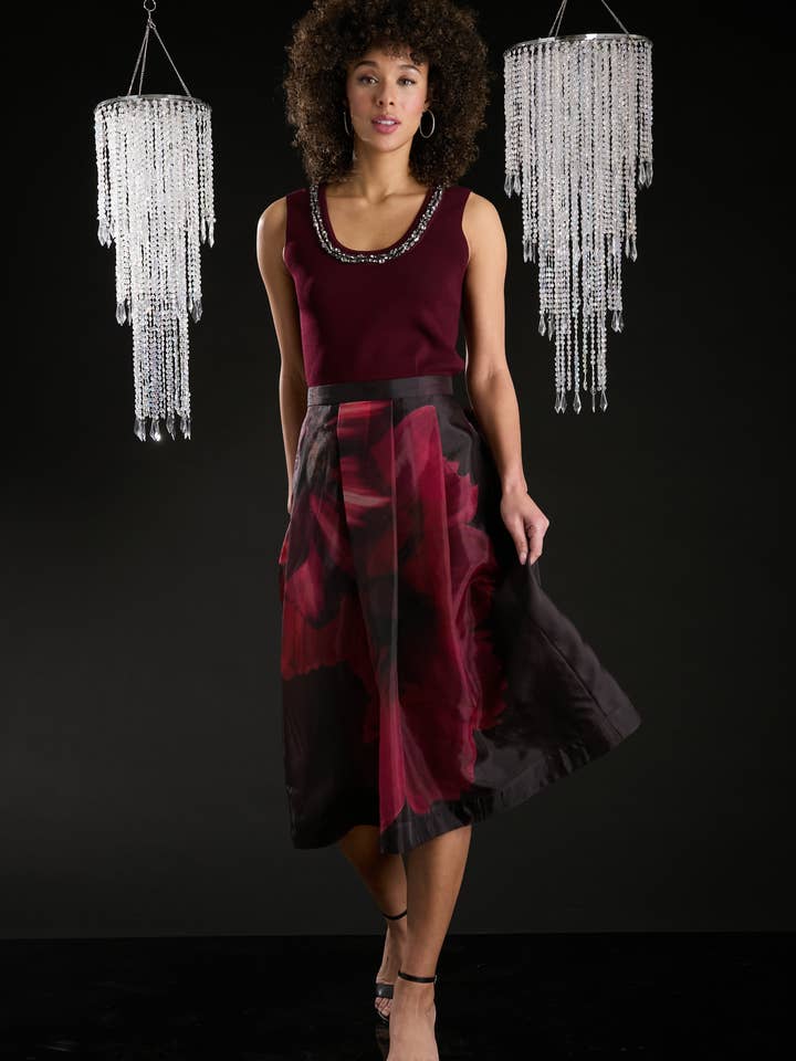 PLISSERAD ORGANZAKJOL I MIDI-LÄNGD för wholesale av Maggy London Group