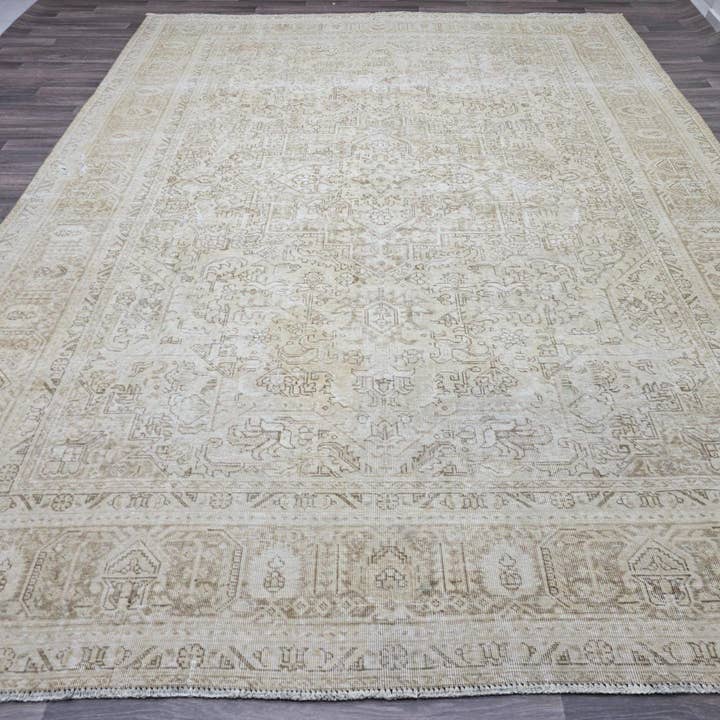 Vintage Turkse Oushak Tapijt: Handgeknoopt Wol, Gedempte Beige Medaillon (9'4" x 12'3") voor wholesale door MesopotamiaRugs
