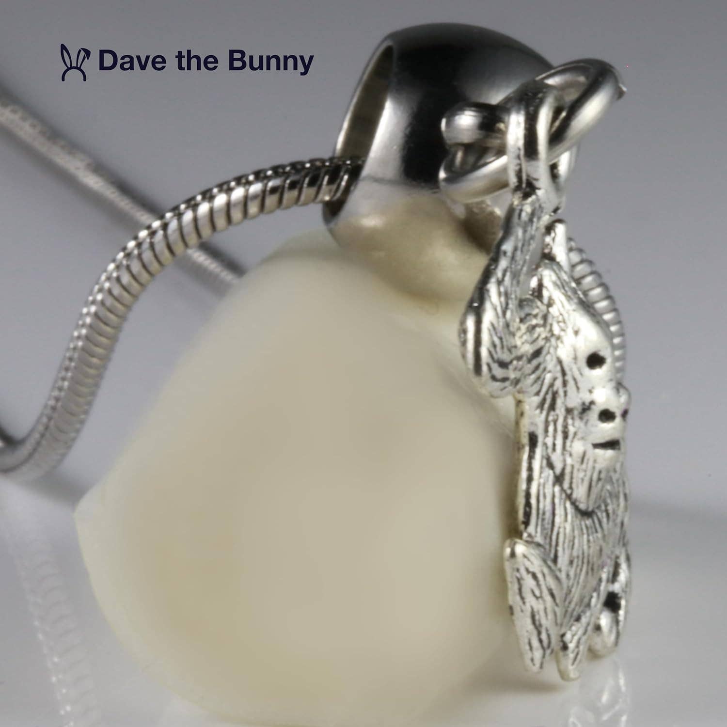 Dave The Bunny - Vente Colliers à pendentif - Collier Dave The Bunny Orangatang - Bijoux originaux en forme de singe : élégant collier en forme de singe avec chaîne serpent en acier inoxydable et breloque en alliage durable représentant un singe orang-outan7