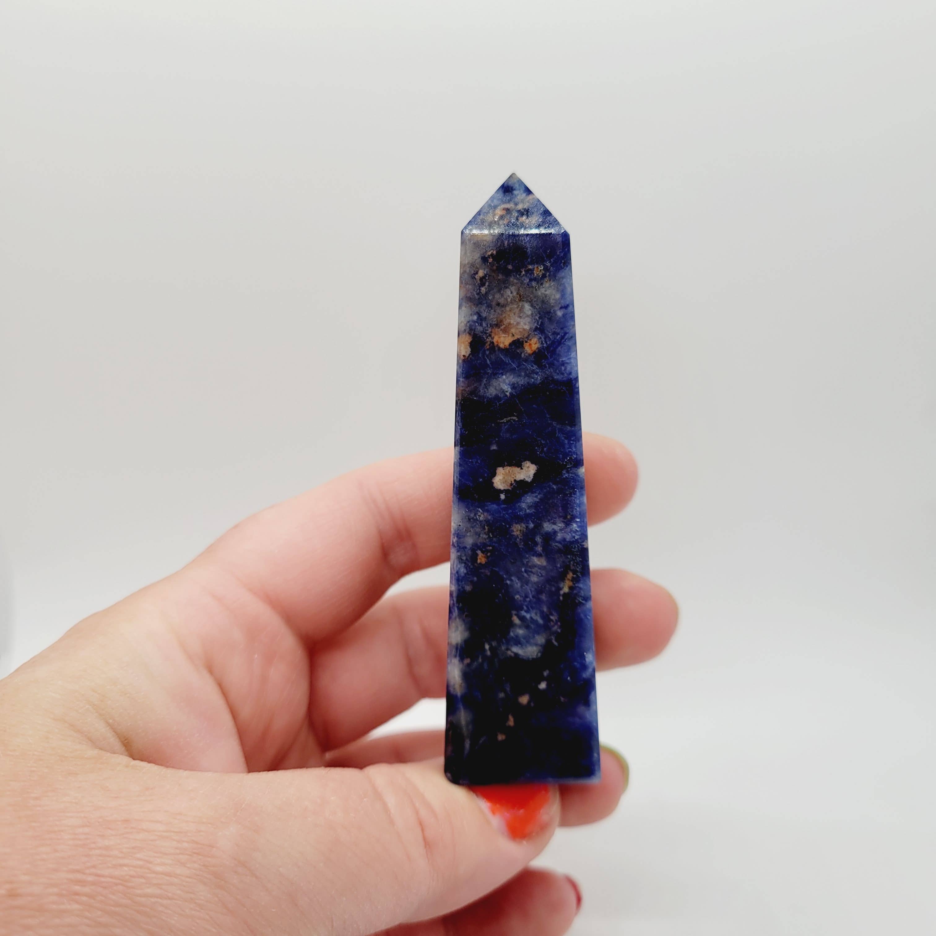 The Raven's Edge – Engroshandel Spirituelle sten og krystaller – Sodalit Krystaltårn 10-13 cm5