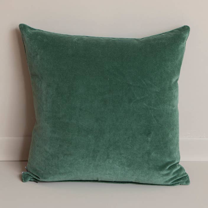 Coussin en velours uni vert lierre 50x50 pour la vente par Mahe Homeware