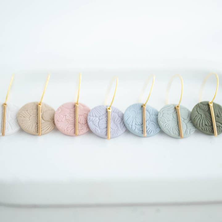 Boucles d'oreilles en argile | Mini créoles simples | Collection Printemps Fling pour la vente par Hazel n Blue