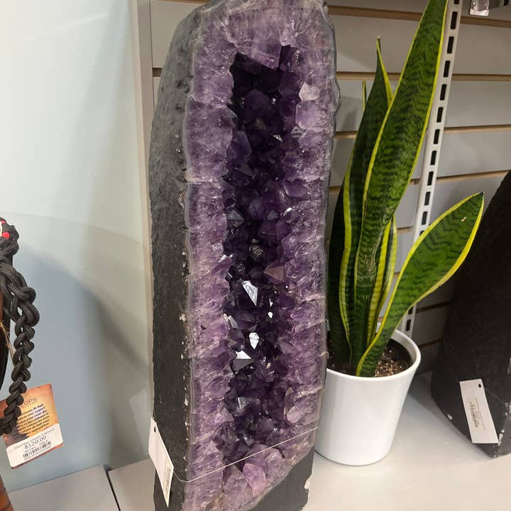 Ametystkatedral U#142 - 24 kg for engroshandel hos Stonebridge Imports