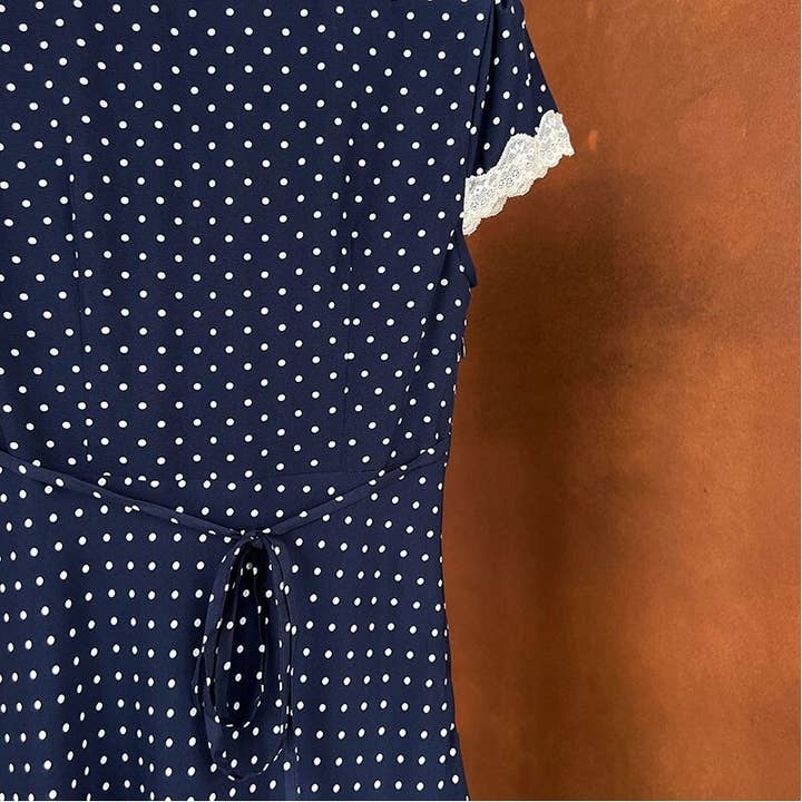 MARINBLÅ V-ringad klänning med spetskant och prickar för wholesale på Faire6