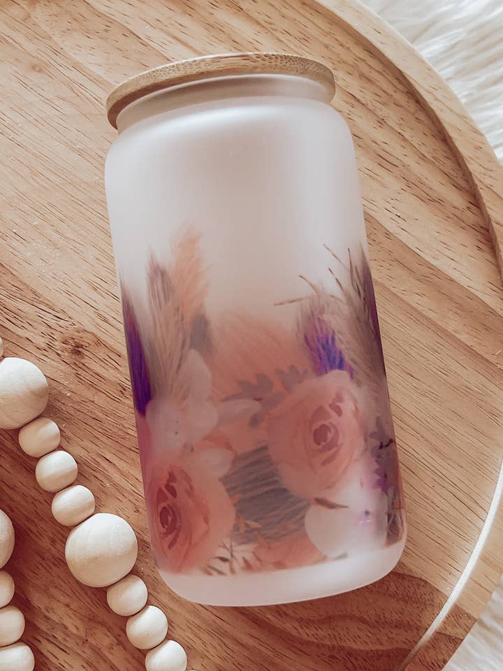 Tasse en verre givré de 16 oz en forme d'herbe de pampa rose avec couvercle en bambou pour la vente par Emma K Designs