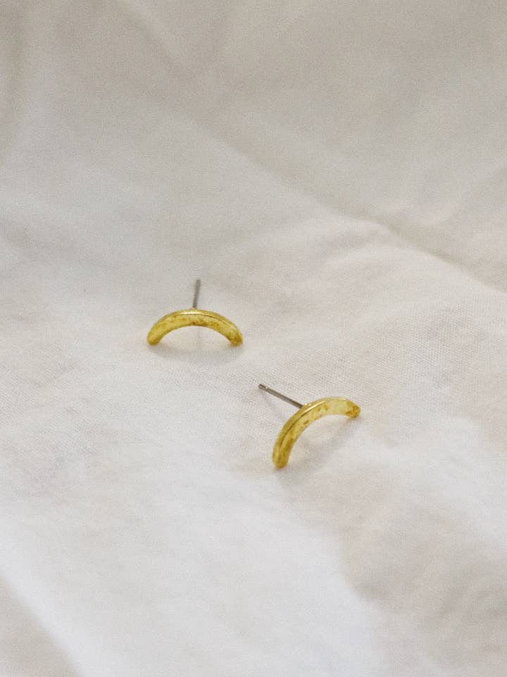 Messing Oorstekers, Halve Cirkel Oorstekers voor wholesale door Olive St Jewelry