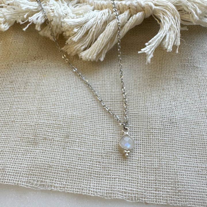 ANITA NECKLACE SILVER COLOR LABRADORITE OR MOONSTONE for wholesale by GINANDGER