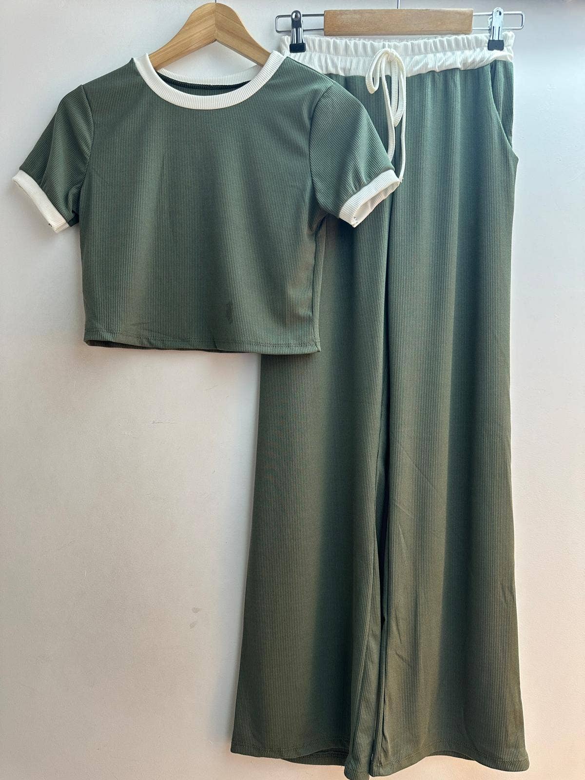 LORIANE – Engroshandel Loungesæt - Dame – LORIANE sæt med stribet top og bukser i one size2