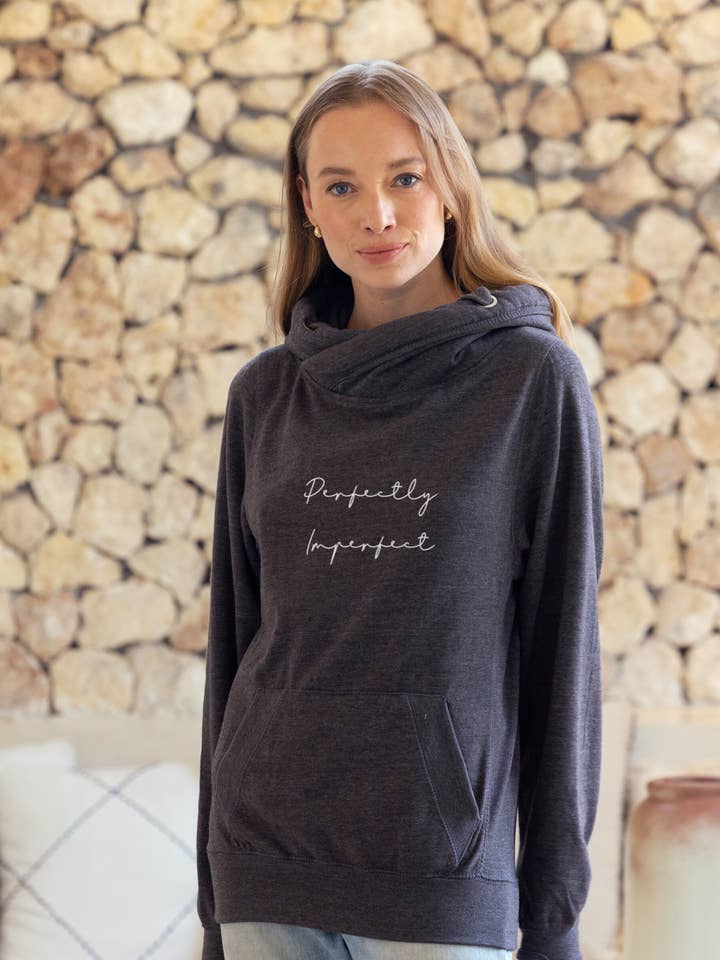 „Perfectly Imperfect“ Infinity hættetrøje for engroshandel hos Om & Ah