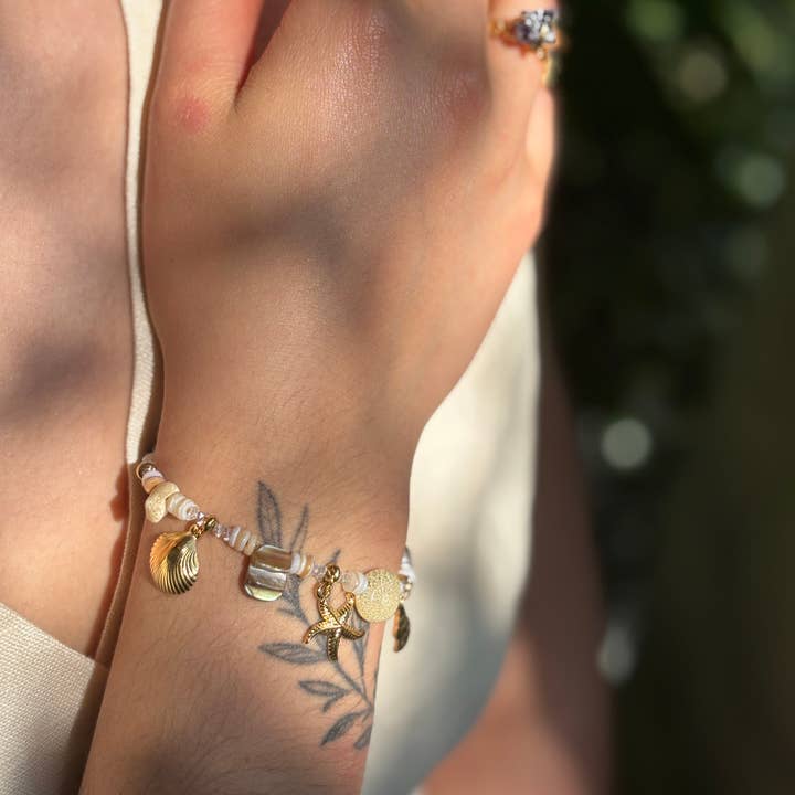 Ocean Ripples - Wholesale Charm/dangle bracelet - 18ct Gold Plated Shell Bracelet1