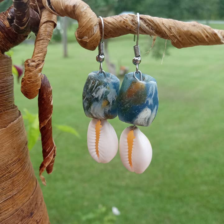 Pendientes colgantes verticales COWRIE & SERENITY BEAD para venta al por mayor de The Afrophile