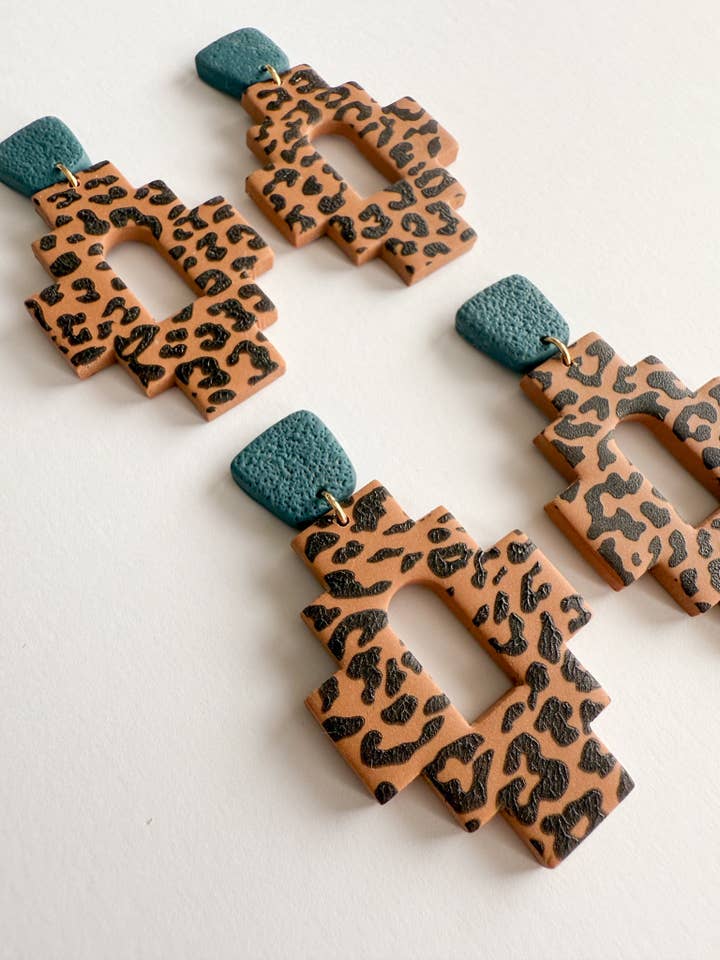 Gepard Øreringe - Håndlavede Øreringe af Polymer Ler for engroshandel hos Carolina Miller