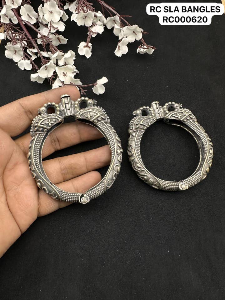 Réplique de bracelet à vis en forme de paon en laiton oxydé indien pour la vente par REAAAN COLLECTIONS