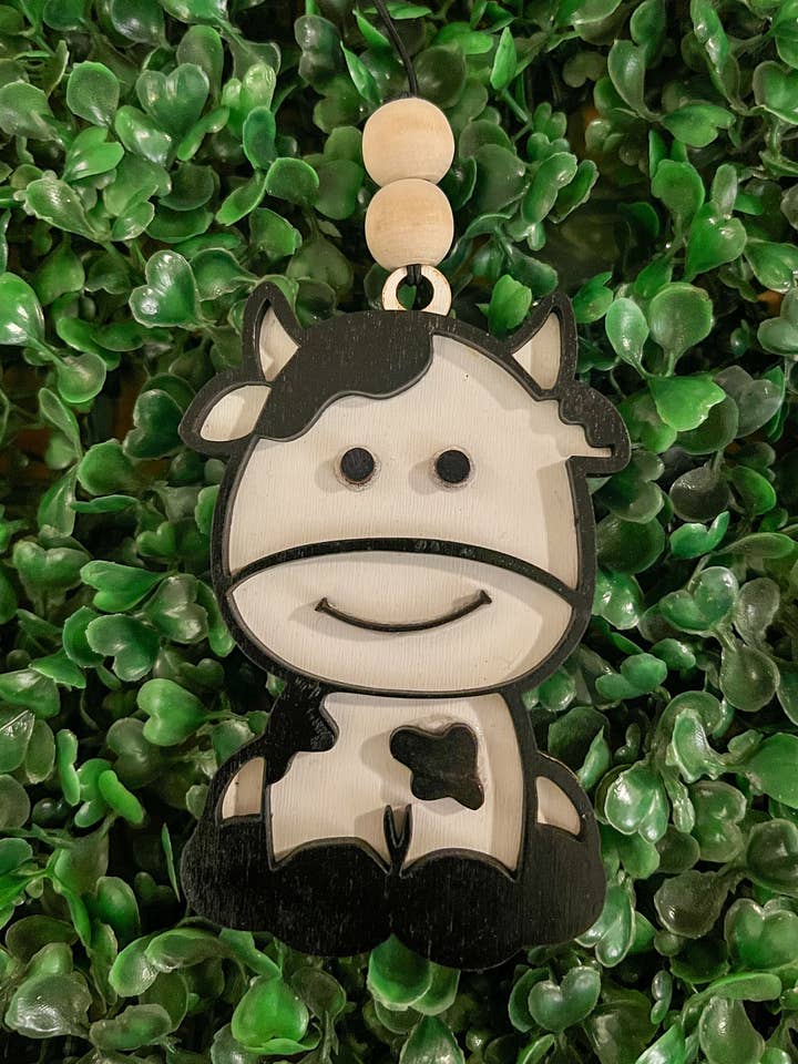 Sød ko bilcharme for engroshandel hos Three Busy Bees Creations