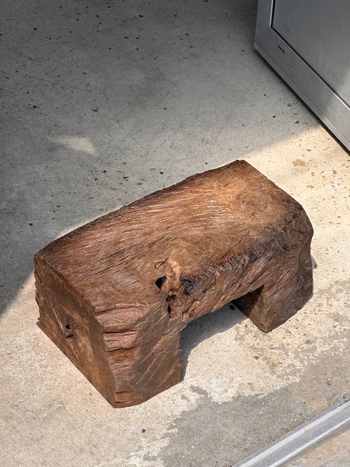 Kleiner Hocker aus massivem, altem organischem Teakholz für den Großhandel von Office Objets