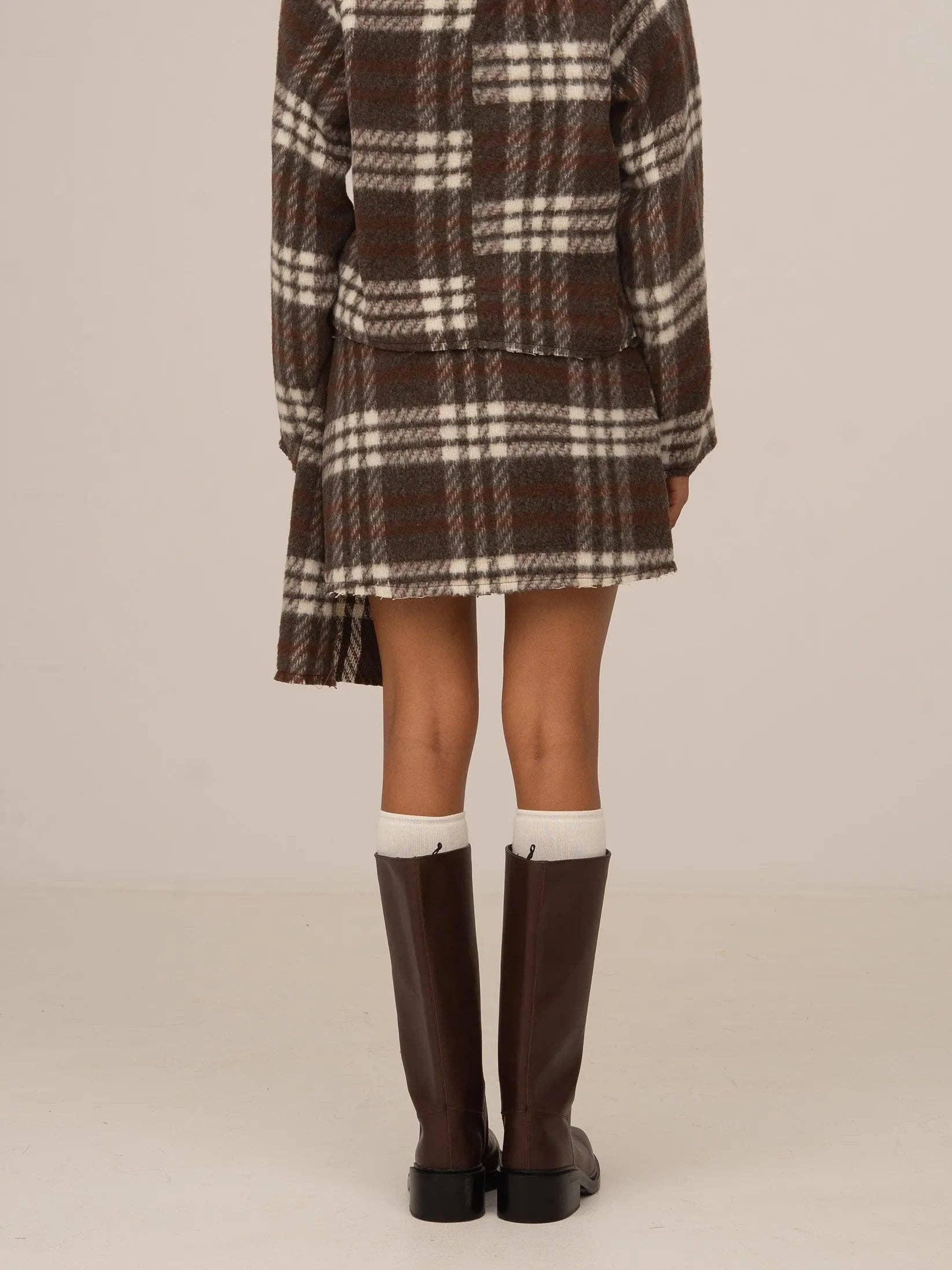 CARMEN SAYS – wholesale Skirt – Women’s – Falda Mini de Cuadros Marrón Descalza5