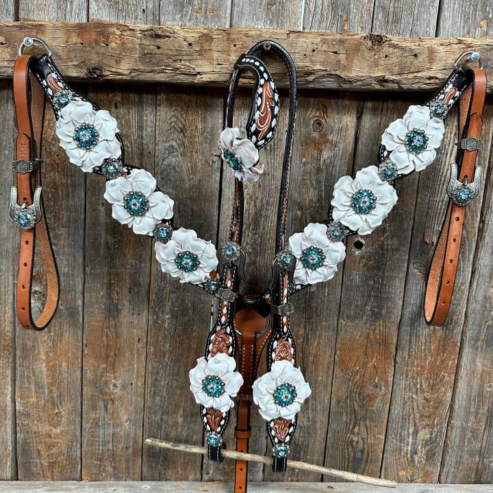 Klassisk blågrøn & hvid One Ear/Breastcollar Tack Set #OEBC548 for engroshandel hos Rodeo Drive