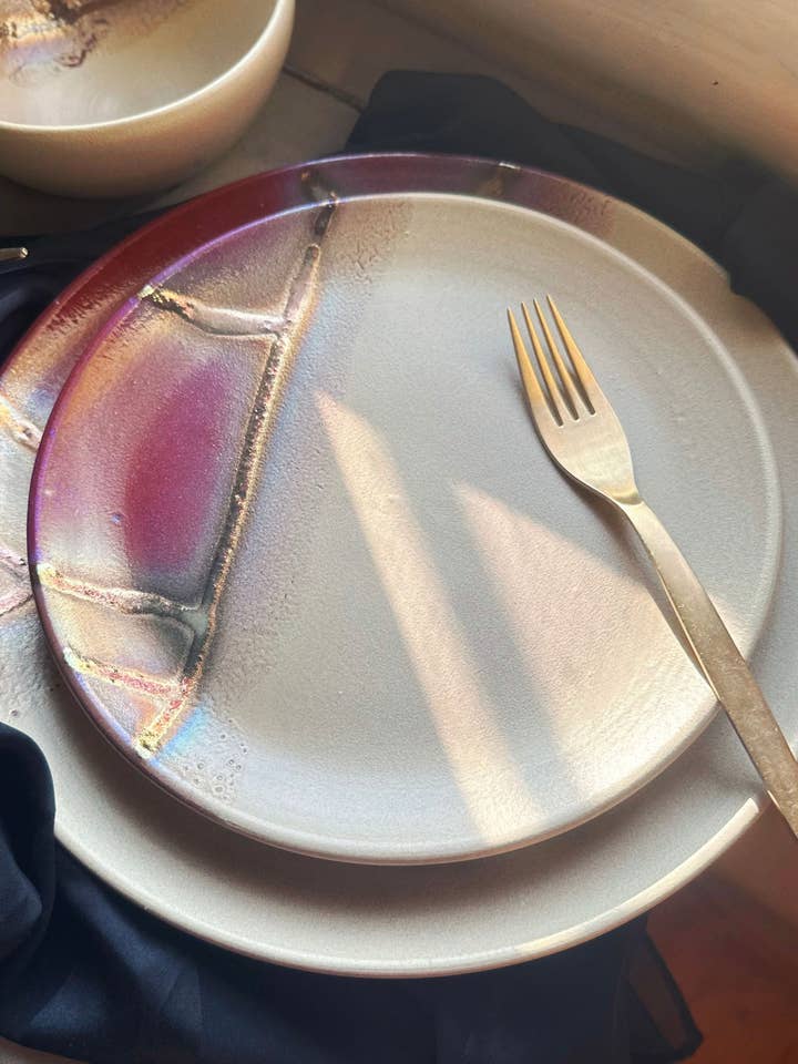 Burgunderfarbenes, violettes, rosafarbenes, goldenes Tellerset | Für Salate, Desserts für den Großhandel von Los Artisans