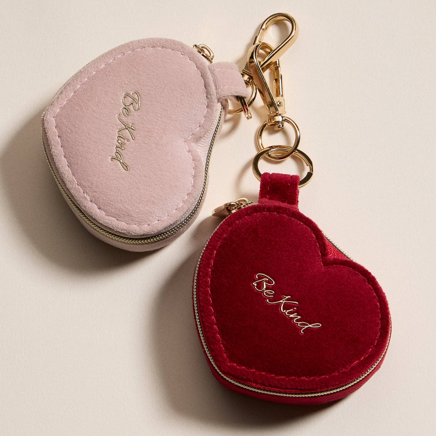 RD Estojo de Viagem para Joias em Forma de Coração com Porta-Chaves – Design "Be Kind" em Veludo Rosa para venda a revendedores na Faire3