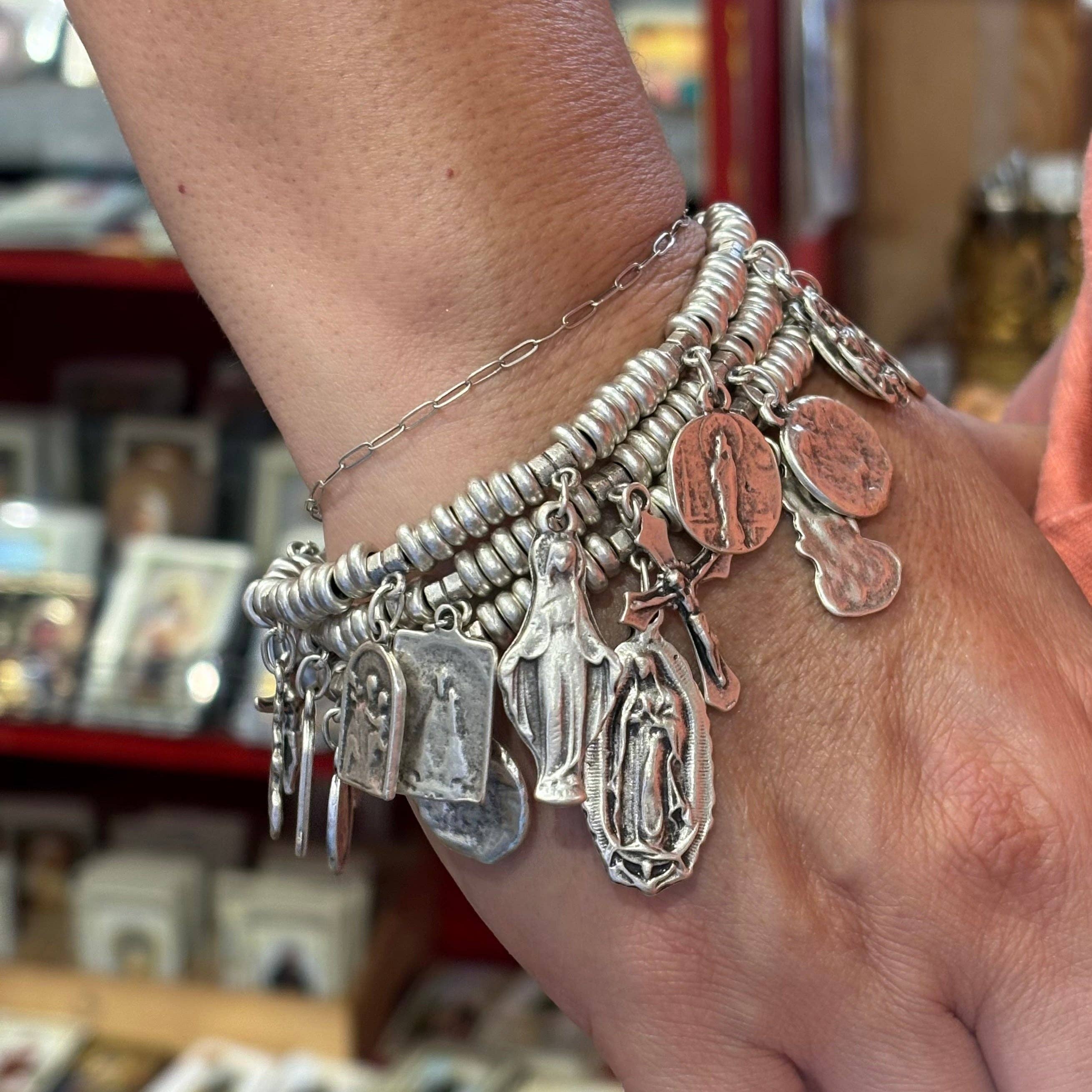 Love and Honor Jesus LLC - Wholesale Bedelarmbandje - Saint armband met 23 religieuze medailles7