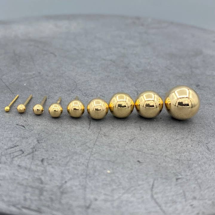 Gouden bal studs voor wholesale door Something Silver