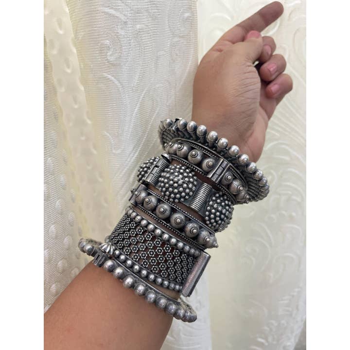 Conjunto de 7 Pulseiras Kada Artesanais em Prata Oxidada por atacado de Vastrabhushan