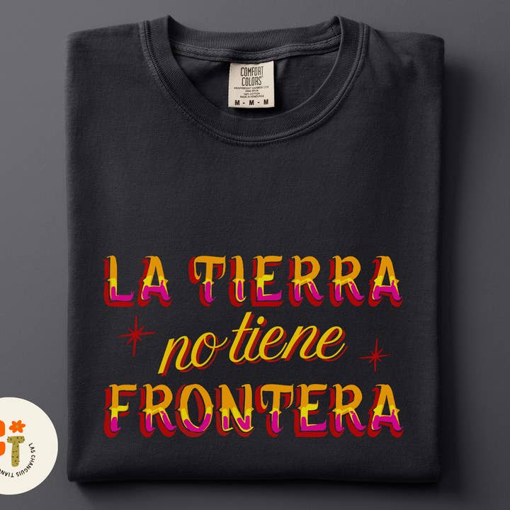 La Tierra No Tiene Frontera Grafisk T-shirt – Inspirerad av Rótulo för wholesale av Las Changuis Tianguis