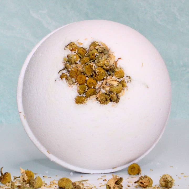Bombe de bain à la camomille et à la lavande pour la vente par JM Botanicals - Handcrafted Skin Care