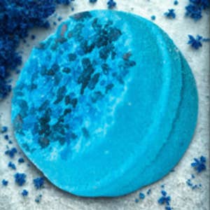 Safirkrystalgeode-badebombe for engroshandel hos Dulceria Soapery