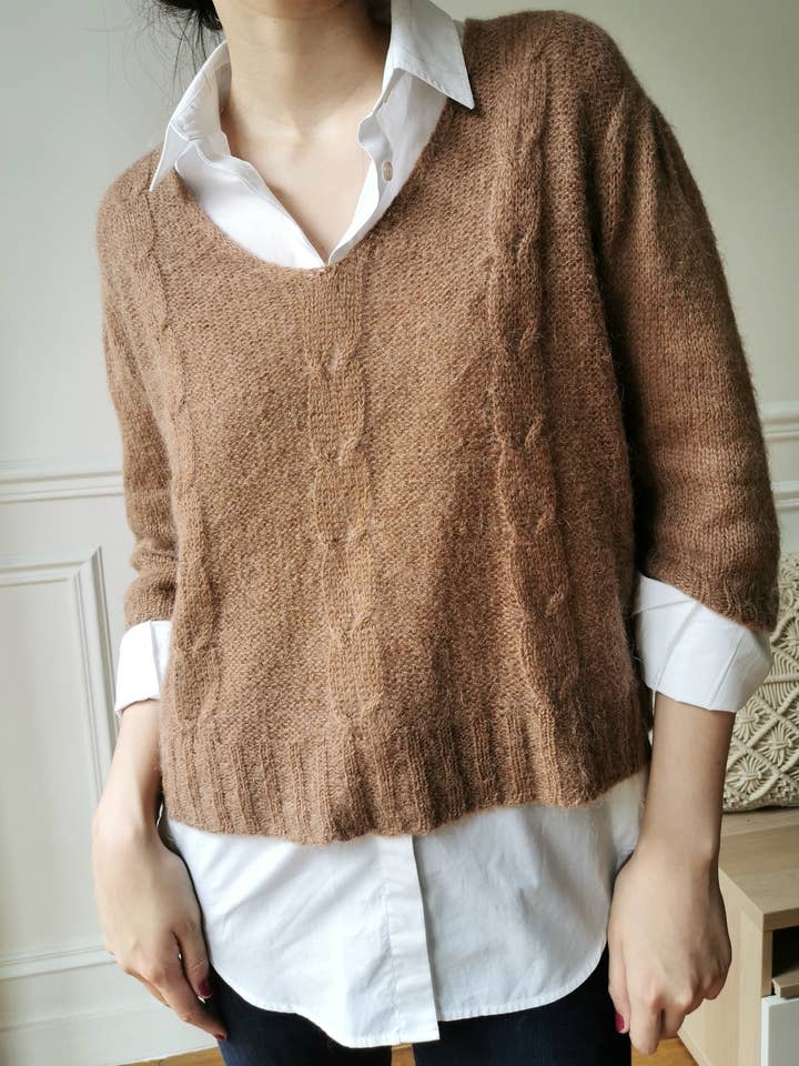 V-hals kabelgebreide trui met driekwart mouwen van gemengd mohair voor wholesale door JULIA PARIS