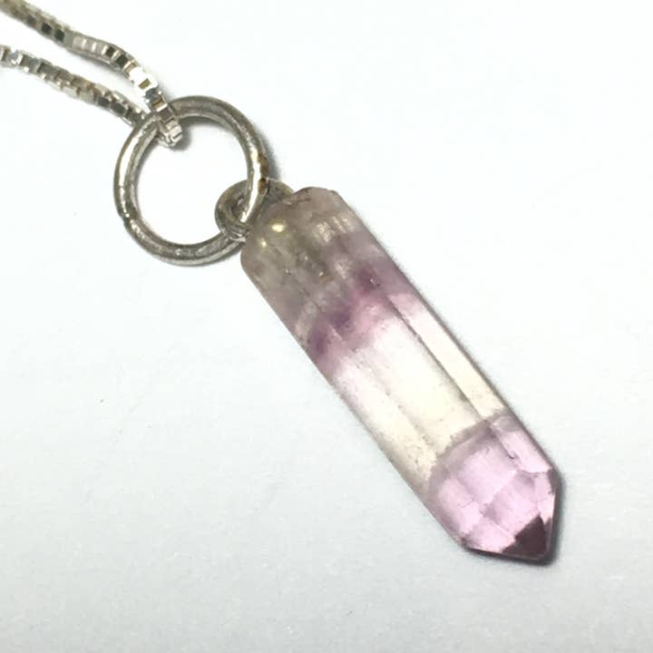 Naturlig fluoritpunktvedhæng for engroshandel hos Wildheart Crystals
