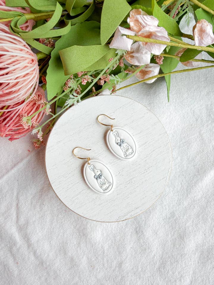 Boucles d'oreilles vintage en pâte polymère bleu poudré, lapin embossé pour la vente par Morning Dew Designs