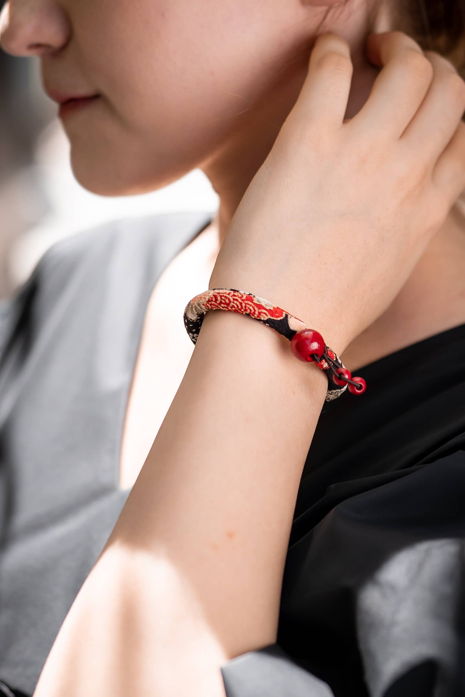 KOTO - Wholesale Prayer Beads Bracelet - Kimono Fabric Bracelet |Black flower
Pattern made in Kyoto