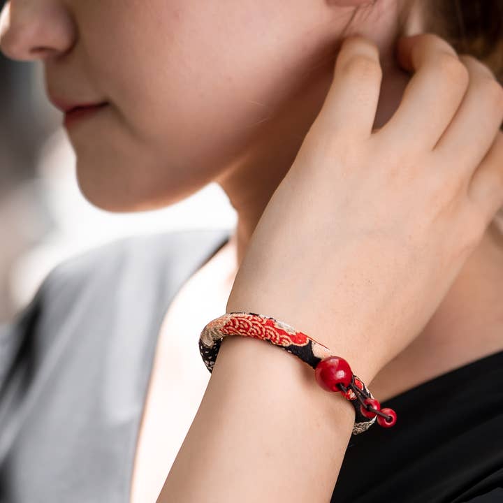 KOTO - Wholesale Prayer Beads Bracelet - Kimono Fabric Bracelet |Black flower
Pattern made in Kyoto0