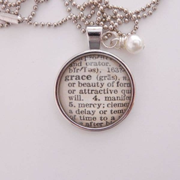 Collana con ciondolo «Grace» per la vendita all'ingrosso da parte di KraftyKash Designs