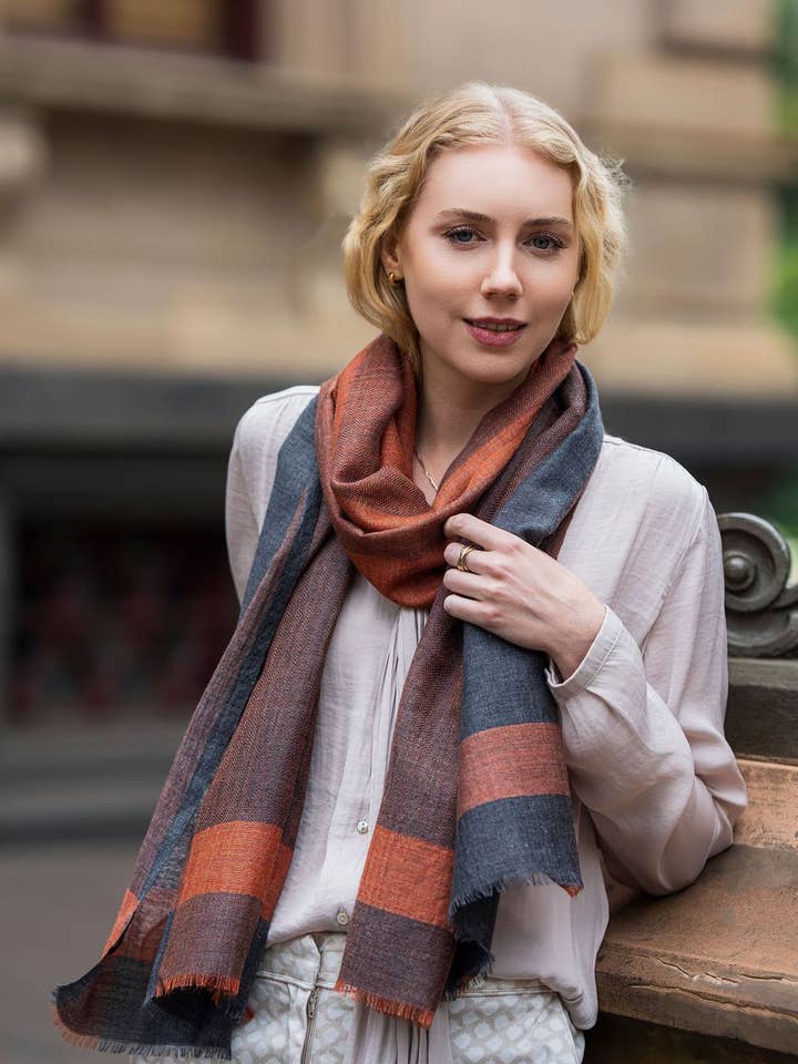 Écharpe en laine et soie DLUX Rumi, tissage à blocs de couleur (65x200cm) pour la vente par DLUX Scarves