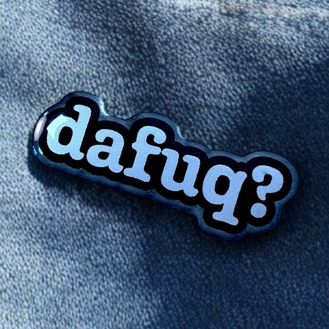 ¿Qué demonios? - Insignia de esmalte ecológica para venta al por mayor de The Enamel Pin Factory