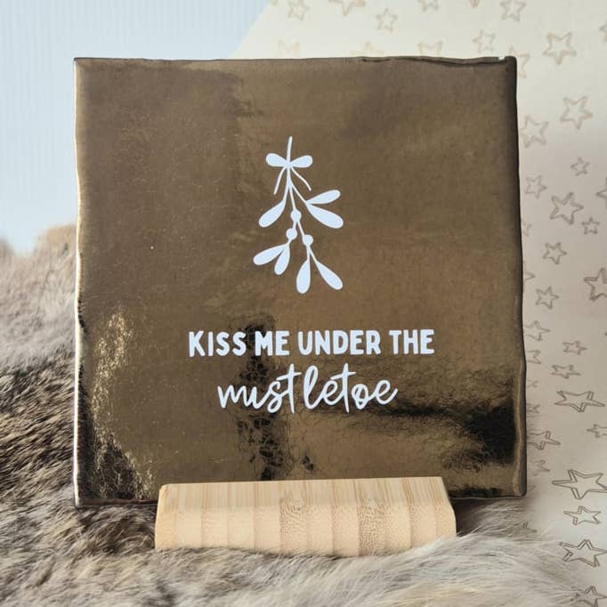 Tile | Kiss me under the mistletoe | 13x13cm for wholesale by Labelgeluk