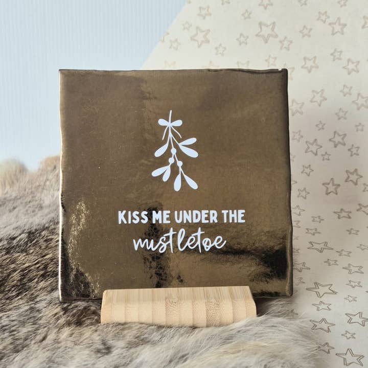 Tile | Kiss me under the mistletoe | 13x13cm for wholesale by Labelgeluk