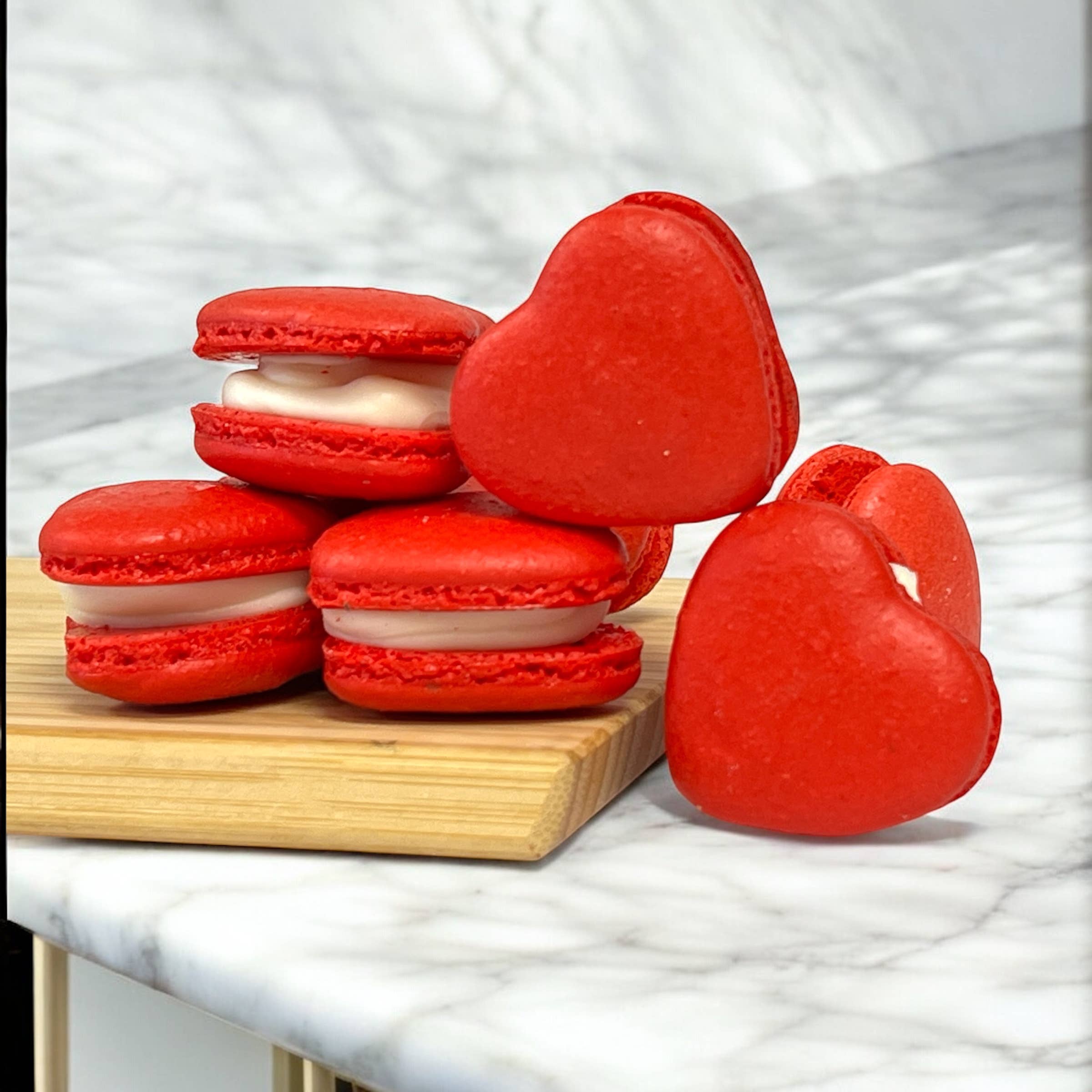 macaron centrale - Wholesale Cookie - Red Heart French Macarons - White Chocolate Flavor 1