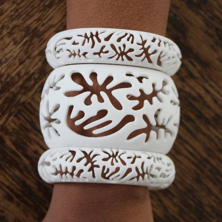 Bracelet manchette BLANC : Matisse. Découpe CORAIL 1,5" de large pour la vente par Ree Gallagher Jewelry