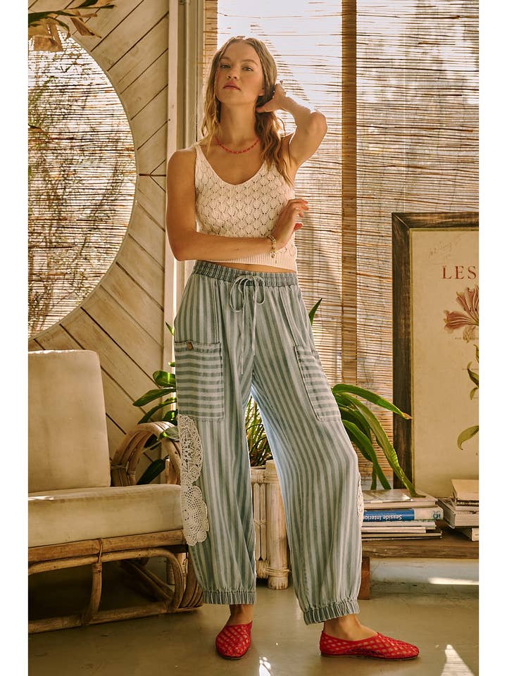 PANTALON JOGGER EN CHAMBRAY À IMPRIMÉ RAYÉ ET EMPICEMENT EN DENTELLE pour la vente par mittoshop