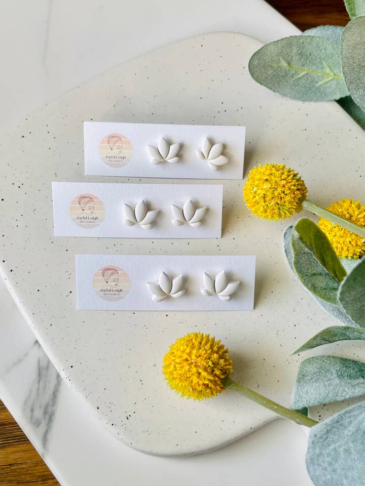 Boucles d'oreilles à tige en forme de fleur de lotus blanc pour la vente par Joyful Leigh Designed