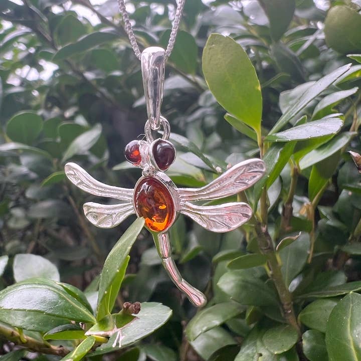 GSZ corporation DBA Gabriella's Gifts - Vente Colliers à pendentif - Pendentif en ambre DRAGONFLY 1,25"3