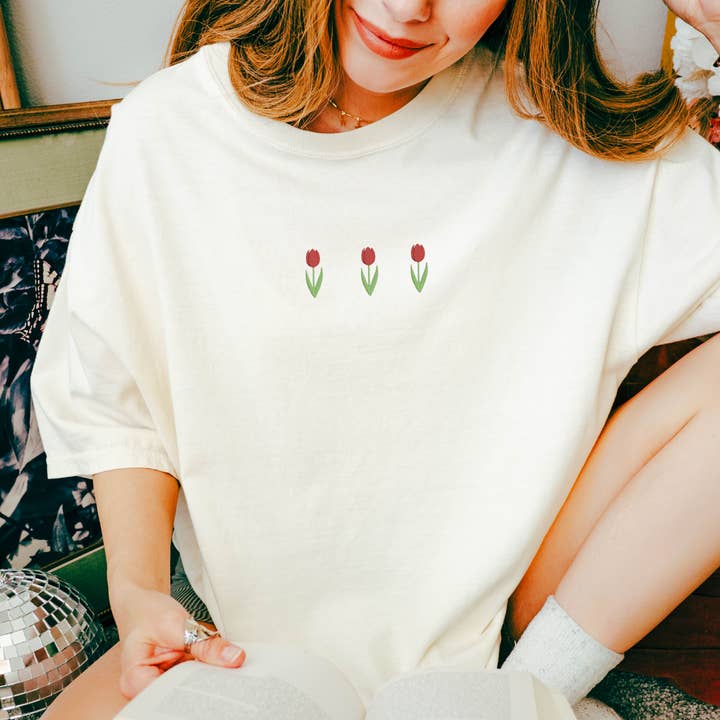 Broderet Tulipan Forårsskjorte Kvinder Komfortfarver for engroshandel hos P E T I T R U E