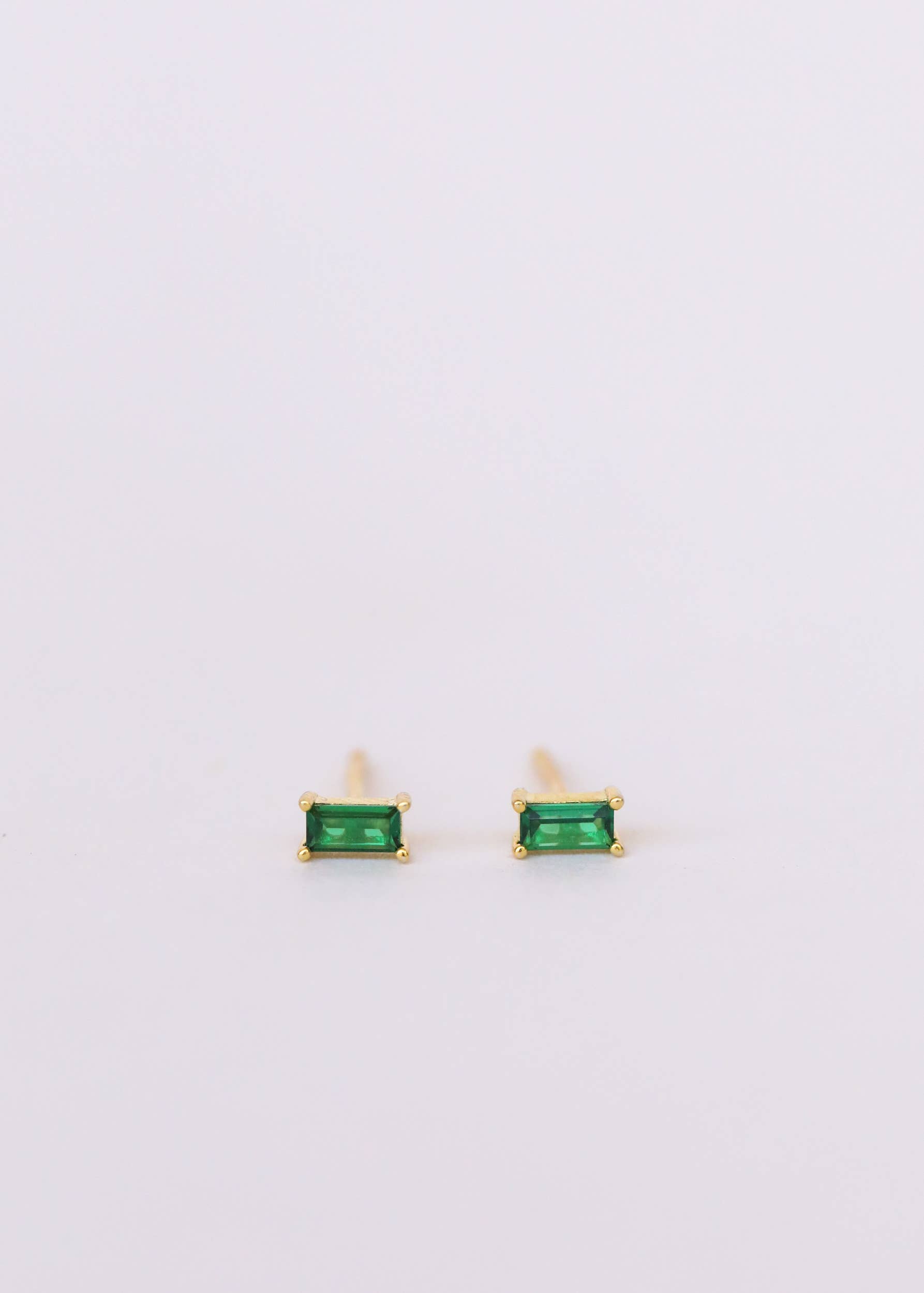 JaxKelly – wholesale Solitärörhängen – Baguette - Smaragd - Guldörhängen2